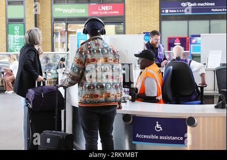 London, Großbritannien, 26. August 2023. Zugangriffe über das Feiertagswochenende der Bank trafen Leute, die zu wichtigen Veranstaltungen wie dem Notting Hill Carnival, Reading & Leeds Festivals reisen. In dem lang andauernden Streit um Entlohnung, Arbeitsplätze und Bedingungen wurden etwa 20 000 Mitglieder der GMT-union mit 14 Zugunternehmen erwartet. Quelle: Monica Wells/Alamy Live News Stockfoto