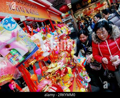 Bildnummer: 59251575 Datum: 20.02.2013 Copyright: imago/Xinhua (130220) -- SHANGHAI, 20. Februar 2013 (Xinhua) -- Touristen kaufen Laternen in Chenghuangmiao, oder Town God Temple, in Shanghai, Ostchina, 20. Februar 2013. Besuchen Sie hier, um das kommende Laternenfest zu feiern, das dieses Jahr am 24. Februar stattfindet.(Xinhua/Chen Fei) (zkr) CHINA-SHANGHAI-LATERNENFEST(CN) PUBLICATIONxNOTxINxCHN Kultur Laterne x0x xmb 2013 quer 59251575 Datum 20 02 2013 Copyright Imago XINHUA Shanghai 20. Februar 2013 XINHUA Touristen Kaufen Laternen IN Cheng Huang Miao oder Town God Temple in Shanghai Ostchina 20. Februar 2013 Besuch Stockfoto