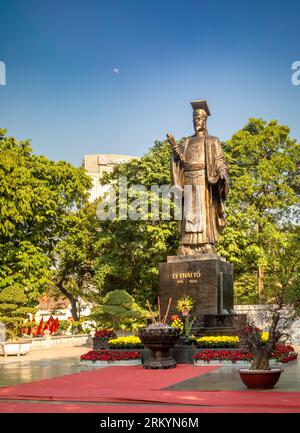 Die ikonische Statue des verehrten vietnamesischen Königs Le Thai, der von 974 bis 1028 neben dem Hoan Kiem See im Zentrum von Hanoi, Vietnam lebte. Der Park um t Stockfoto