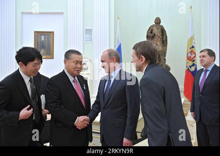 Bildnummer: 59256003 Datum: 22.02.2013 Copyright: imago/Xinhua (130222) -- MOSKAU, 22. Februar 2013 (Xinhua) -- der russische Präsident Wladimir Putin (C) trifft sich mit dem ehemaligen japanischen Premierminister Yoshiro Mori (2. L), dem Sondergesandten des japanischen Premierministers Shinzo Abe in Moskau, Russland, 21. Februar 2013. Sie erörterten Fragen zu bilateralen Beziehungen. (Xinhua/RIA) (hdt) RUSSLAND-MOSKAU-PUTIN-JAPAN-TREFFEN PUBLICATIONxNOTxINxCHN People Politik Premiere x0x xmb 2013 quer 59256003 Datum 22 02 2013 Copyright Imago XINHUA Moskau 22. Februar 2013 DER russische Präsident XINHUA Wladimir Putin C trifft sich mit for Stockfoto