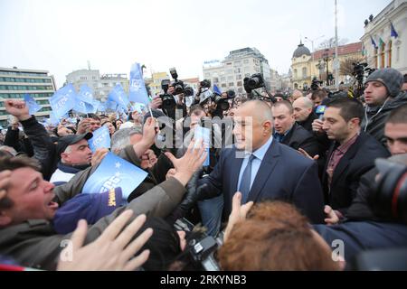 Bildnummer: 59256000 Datum: 21.02.2013 Copyright: imago/Xinhua (130221) -- SOFIA, 21. Februar 2013 (Xinhua) -- Foto veröffentlicht von der Bulgarischen Telegraphischen Agentur (BTA) zeigt, wie der scheidende bulgarische Premierminister Boyko Borisov (C) seine Unterstützer vor dem parlament in Sofia, Bulgarien, am 21. Februar 2013 trifft. das bulgarische parlament hat am Donnerstag den Rücktritt des GERB-Parteikabinetts gebilligt, und das Balkanland steht zwei Monate vor dem Zeitplan auf Parlamentswahlen. (Xinhua) (djj) BULGARIEN-SOFIA-KABINETT-RÜCKTRITT PUBLICATIONxNOTxINxCHN People Politik Demo Bulgarien Premiere x0x xmb Stockfoto