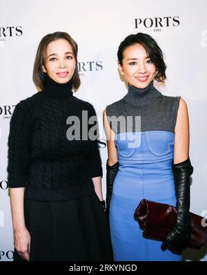 Bildnummer: 59258520  Datum: 22.02.2013  Copyright: imago/Xinhua (130222) -- MILAN, Feb. 22, 2013 (Xinhua) -- Chinese actress Dong Jie (R) poses for photos with Fiona Cibani, designer of Ports, at Ports 1961 Fall-Winter 2013 Womenswear collection fashion show on Feb. 21, 2013 during the Women s fashion week in Milan, Italy. (Xinhua/Cao Tang)(ctt) ITALY-MILAN-FASHION-WOMEN-PORTS PUBLICATIONxNOTxINxCHN Gesellschaft Entertainment Mode Modenschau People Film x0x xrj 2013 hoch      59258520 Date 22 02 2013 Copyright Imago XINHUA  Milan Feb 22 2013 XINHUA Chinese actress Dong Jie r Poses for Photos Stockfoto