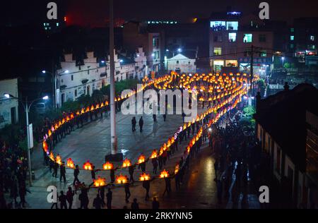 Bildnummer: 59258774  Datum: 22.02.2013  Copyright: imago/Xinhua (130222) -- PUJIANG, Feb. 22, 2013 (Xinhua) -- holding benches take part in a dragon lantern dance in celebration of the coming Lantern Festival, which falls on Feb. 24 this year, at Huangzhai Town in Pujiang County, east China s Zhejiang province, Feb. 22, 2013. The dragon lantern was made from simple benches and lanterns. Local take part in the dance for good fortune and happiness in the new year. Dated back to Tang Dynasty (618-907), the folk custom was included in the first batch of China s state-level intangible cultural her Stock Photo