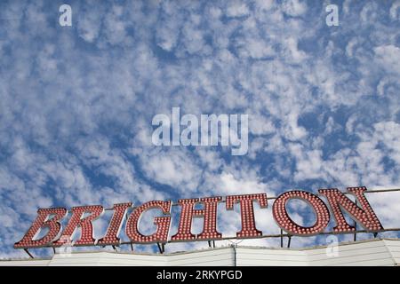 Neonschild Brighton Pier mit hellblauem Himmel Stockfoto