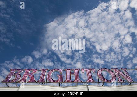 Neonschild Brighton Pier mit hellblauem Himmel Stockfoto