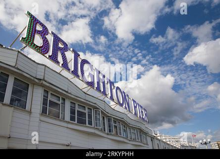 Neonschild Brighton Pier mit hellblauem Himmel Stockfoto