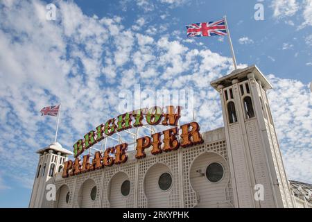 Neonschild Brighton Pier mit hellblauem Himmel Stockfoto