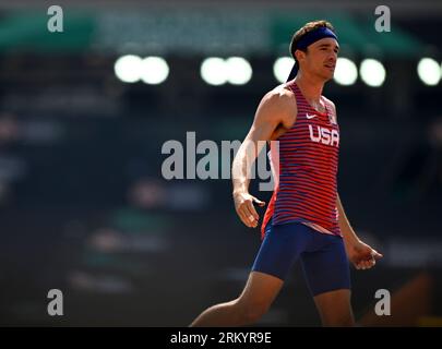 Budapest. 26. August 2023. Harrison Williams von den Vereinigten Staaten reagiert während der Männer Decathlon Pole Vault der Leichtathletik-Weltmeisterschaften Budapest 2023 in Budapest, Ungarn am 26. August 2023. Lied Yanhua/Xinhua/Alamy Live News Stockfoto