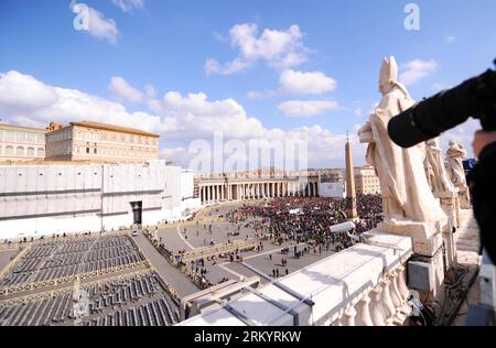 Bildnummer: 59266508  Datum: 24.02.2013  Copyright: imago/Xinhua (130224) -- VATICAN, Feb. 24, 2013 (Xinhua) -- Departing Pope Benedict XVI presides over his final public prayer ceremony on Feb. 24, 2013 in Vatican City, drawing tens of thousands of emotional Catholics, together with tourists from across the world. (Xinhua/Xu Nizhi) VATICAN-RELIGION-POPE-BENEDICT XVI PUBLICATIONxNOTxINxCHN Gesellschaft Religion Petersplatz Piazza San Pietro xas x0x 2013 quer Aufmacher premiumd      59266508 Date 24 02 2013 Copyright Imago XINHUA  Vatican Feb 24 2013 XINHUA departing Pope Benedict XVI Presid Ov Stock Photo