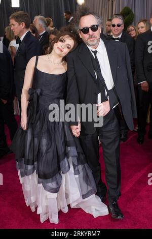 Bildnummer: 59266530  Datum: 24.02.2013  Copyright: imago/Xinhua LOS ANGELES, Director Tim Burton (R) arrives with his wife Helena Bonham Carter at the Oscars at the Dolby Theatre in Hollywood, California on Feb. 24, 2013. (Xinhua/Bryan Crowe) (yy) US-HOLLYWOOD-OSCAR-ACADEMY AWARDS PUBLICATIONxNOTxINxCHN Kultur Entertainment People Film 85. Annual Academy Awards Oscar Oscars Hollywood xas x1x 2013 hoch Aufmacher premiumd o0 Familie, privat, frau Mann     59266530 Date 24 02 2013 Copyright Imago XINHUA Los Angeles Director Tim Burton r arrives With His wife Helena Bonham Carter AT The Oscars AT Stock Photo