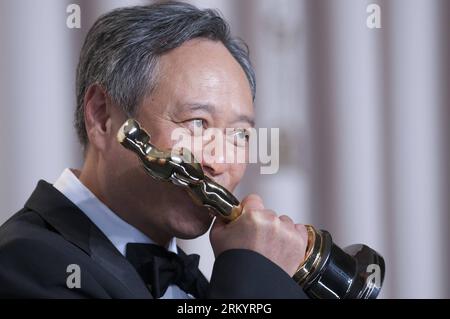 LOS ANGELES, Regisseur Ang Lee küsst seinen Oscar für die Regie für das Leben des Pi bei den 85th Academy Awards in Hollywood, Kalifornien, 24. Februar 2013. Xinhua/Yang Lei yy US-HOLLYWOOD-OSCAR-ACADEMY ZEICHNET PUBLICATIONxNOTxINxCHN AUS Stockfoto