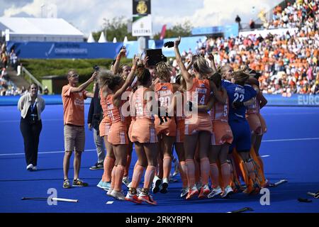 Monchengladbach, Deutschland. 26. August 2023. Die niederländischen Spieler feiern am Samstag, den 26. August 2023, in Monchengladbach, das Finale der Frauen-Europameisterschaft, ein Eishockeyspiel zwischen der belgischen Nationalmannschaft Red Panthers und den Niederlanden. Die EuroHockey-Meisterschaften 2023 finden vom 18. August bis zum 27. August 2023 statt. BELGA PHOTO DIRK WAEM Credit: Belga News Agency/Alamy Live News Stockfoto