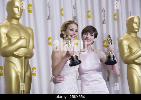 Bildnummer: 59267180 Datum: 24.02.2013 Copyright: imago/Xinhua LOS ANGELES, Jennifer Lawrence (L), beste Schauspielerin für Silver Linings Playbook und Anne Hathaway, beste Nebendarstellerin für Les Miserables Pose mit ihren Oscars Backstage bei den 85th Academy Awards in Hollywood, Kalifornien, 24. Februar 2013. (Xinhua/Yang Lei) (zf) US-HOLLYWOOD-OSCAR-ACADEMY AWARDS PUBLICATIONxNOTxINxCHN Kultur Entertainment People Film o00 Highlight 85. Jährliche Academy Awards Oscar Oscars Hollywood Preisträger xas x0x 2013 quer Premiere 59267180 Datum 24 02 2013 Copyright Imago XINHUA Los Angeles Jennifer Lawrenc Stockfoto