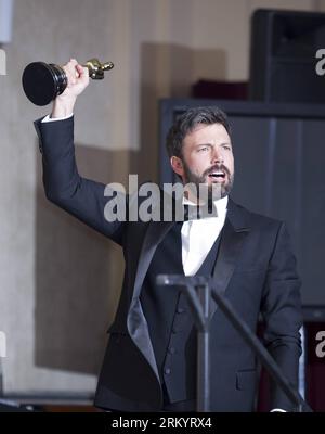 LOS ANGELES, Ben Affleck poses with his Oscar award for best picture for Argo at the 85th Academy Awards in Hollywood, California, the United States, Feb. 24, 2013. Xinhua/Yang Lei dzl US-HOLLYWOOD-OSCAR-ACADEMY AWARDS PUBLICATIONxNOTxINxCHN Stock Photo