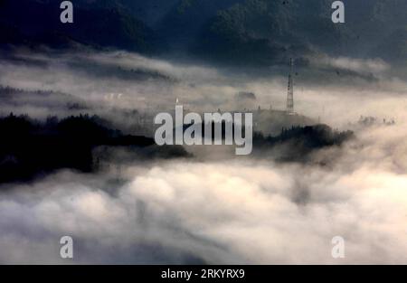 Bildnummer: 59267156  Datum: 24.02.2013  Copyright: imago/Xinhua HUANGSHAN, Photo taken on Feb. 24, 2013 shows the sea of clouds at the Qiyun Mountain scenic spot in Huangshan City, east China s Anhui Province. (Xinhua/Shi Guangde) (zc) CHINA-ANHUI-QIYUN MOUNTAIN-CLOUD (CN) PUBLICATIONxNOTxINxCHN Gesellschaft Landschaft Nebel Wolken xas x0x 2013 quer premiumd     59267156 Date 24 02 2013 Copyright Imago XINHUA Huang Shan Photo Taken ON Feb 24 2013 Shows The Sea of Clouds AT The Qiyun Mountain Scenic Spot in Huang Shan City East China S Anhui Province XINHUA Shi Guangde  China Anhui Qiyun Mount Stock Photo