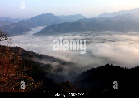 Bildnummer: 59267157 Datum: 24.02.2013 Copyright: imago/Xinhua HUANGSHAN, Foto aufgenommen am 24. Februar 2013 zeigt das Wolkenmeer am malerischen Ort Qiyun Mountain in der Stadt Huangshan in der ostchinesischen Provinz Anhui. (Xinhua/Shi Guangde) (zc) CHINA-ANHUI-QIYUN MOUNTAIN-CLOUD (CN) PUBLICATIONxNOTxINxCHN Gesellschaft Landschaft Nebel Wolken xas x0x 2013 quer Premiere 59267157 Datum 24 02 2013 Copyright Imago XINHUA Huang Shan Foto aufgenommen AM 24. Februar 2013 zeigt das Wolkenmeer AM malerischen Ort des Qiyun Berges in der Stadt Huang Shan Ostchina S Anhui Provinz XINHUA Shi Guangde China Anhui Qiyun Berg Stockfoto