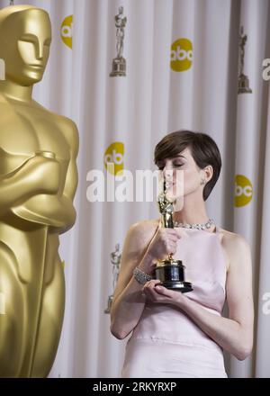 Bildnummer: 59267167 Datum: 24.02.2013 Copyright: imago/Xinhua LOS ANGELES, Anne Hathaway, beste Nebendarstellerin für Les Miserables, posiert mit ihrem Oscar Backstage bei den 85th Academy Awards in Hollywood, Kalifornien, 24. Februar 2013. (Xinhua/Yang Lei) (zf) US-HOLLYWOOD-OSCAR-ACADEMY ZEICHNET PUBLICATIONxNOTxINxCHN Kultur Entertainment People Film 85 aus. Oscar Oscars Hollywood Preisträger xas x0x 2013 hoch Aufmacher Premiere 59267167 Datum 24 02 2013 Copyright Imago XINHUA Los Angeles Anne Hathaway Beste Nebendarstellerin für Les Miserables posiert mit ihrem Oscar Backstage d Stockfoto