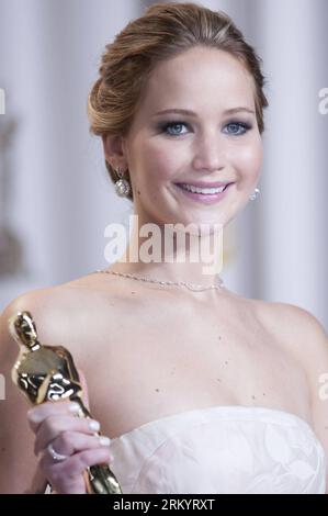 Bildnummer: 59267164 Datum: 24.02.2013 Copyright: imago/Xinhua LOS ANGELES, Jennifer Lawrence, beste Schauspielerin für Silver Linings Playbook, posiert mit ihrem Oscar Backstage bei den 85th Academy Awards in Hollywood, Kalifornien, 24. Februar 2013. (Xinhua/Yang Lei) (zf) US-HOLLYWOOD-OSCAR-ACADEMY ZEICHNET PUBLICATIONxNOTxINxCHN Kultur Entertainment People Film 85 aus. Oscar Oscars Hollywood Preisträger xas x0x 2013 hoch Aufmacher Premiere 59267164 Datum 24 02 2013 Copyright Imago XINHUA Los Angeles Jennifer Lawrence Beste Schauspielerin für Silver Linings Playbook posiert mit ihrem Oscar Backsta Stockfoto