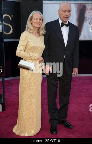 LOS ANGELES, Alan Arkin und seine Frau kommen am 24. Februar 2013 bei den Oscars im Dolby Theatre in Hollywood, Kalifornien, USA an. (Xinhua/Sara Wood) US-HOLLYWOOD-OSCAR-ACADEMY ZEICHNET PUBLICATIONxNOTxINxCHN AUS Stockfoto