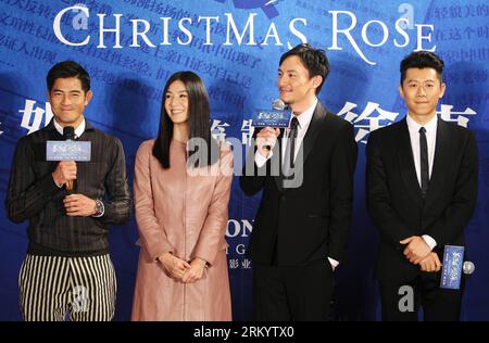 Bildnummer: 59275384 Datum: 26.02.2013 Copyright: imago/Xinhua (130226) -- PEKING, 26. Februar 2013 (Xinhua) -- Schauspieler Aaron Kwok, Charlie Yeung, Chang Chen und Xia Yu (von L bis R) nehmen am 26. Februar 2013 an einer Pressekonferenz ihres neuen Films Christmas Rose in Peking, der Hauptstadt Chinas, Teil. Ein Trailer des Films unter der Regie von Charlie Yeung wurde ebenfalls während der Pressekonferenz veröffentlicht. (Xinhua/Li Fangyu) (wjq) CHINA-PEKING-FILM-PRESSE-KONFERENZ (CN) PUBLICATIONxNOTxINxCHN Kultur Entertainment People xas x0x 2013 quer Premiere 59275384 Datum 26 02 2013 Copyright Imago XINHUA Beijing Fe Stockfoto