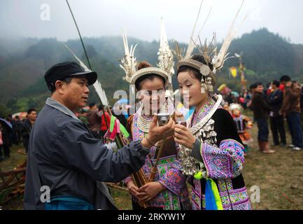 Bildnummer: 59277342  Datum: 26.02.2013  Copyright: imago/Xinhua RONGSHUI, Feb. 26, 2013 (Xinhua) -- A toursit shares photos he took with two woman dressing in traditional costume in Rongshui County, southwest China s Guangxi Zhuang Autonomous Region, Feb. 26, 2013. Folk culture of local ethnic groups has become a key feature to attract tourists around the country. (Xinhua/Zhang Ailin) (cxy) CHINA-GUANGXI-FOLK CULTURE-TOURISM (CN) PUBLICATIONxNOTxINxCHN Gesellschaft Tradition Land Leute Tracht x0x xst 2013 quer     59277342 Date 26 02 2013 Copyright Imago XINHUA Rongshui Feb 26 2013 XINHUA a T Stockfoto