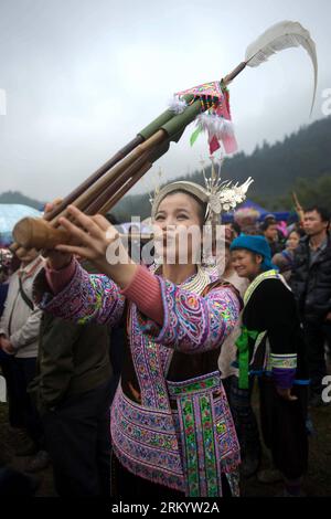 Bildnummer: 59277340  Datum: 26.02.2013  Copyright: imago/Xinhua RONGSHUI, Feb. 26, 2013 (Xinhua) -- A woman dressing in traditional costume plays a reed-pipe instrument in Rongshui County, southwest China s Guangxi Zhuang Autonomous Region, Feb. 26, 2013. Folk culture of local ethnic groups has become a key feature to attract tourists around the country. (Xinhua/Zhang Ailin) (cxy) CHINA-GUANGXI-FOLK CULTURE-TOURISM (CN) PUBLICATIONxNOTxINxCHN Gesellschaft Tradition Land Leute Tracht x0x xst 2013 hoch Highlight     59277340 Date 26 02 2013 Copyright Imago XINHUA Rongshui Feb 26 2013 XINHUA a W Stockfoto