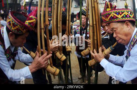 Bildnummer: 59277341 Datum: 26.02.2013 Copyright: imago/Xinhua RONGSHUI, 26. Februar 2013 (Xinhua) -- Darsteller in Tracht spielen ein traditionelles Instrument im Rongshui County, südwestchinesische autonome Region Guangxi Zhuang, 26. Februar 2013. Die Volkskultur der lokalen ethnischen Gruppen ist zu einem Schlüsselfaktor geworden, um Touristen im ganzen Land anzuziehen. (Xinhua/Zhang Ailin) (cxy) CHINA-GUANGXI-FOLK CULTURE-TOURISM (CN) PUBLICATIONxNOTxINxCHN Gesellschaft Tradition Land Leute Tracht x0x xst 2013 quer Highlight 59277341 Datum 26 02 2013 Copyright Imago XINHUA Rongshui Feb 26 2013 XINHUA Stockfoto
