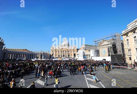 Bildnummer: 59278331  Datum: 27.02.2013  Copyright: imago/Xinhua (130227) -- VATICAN, Feb. 27, 2013 (Xinhua) -- gather on St. Peter s Square in Vatican City, on Feb. 27, 2013. The departing Pope Benedict XVI on Wednesday held his final general audience at St. Peter s Square in Vatican City, drawing a massive crowd of Catholic believers and other spectators from all across the world. (Xinhua/Xu Nizhi) VATICAN-RELIGION-POPE-BENEDICT XVI PUBLICATIONxNOTxINxCHN Gesellschaft Generalaudienz Audienz Petersdom Petersplatz Religion Kirche premiumd x0x xac 2013 quer      59278331 Date 27 02 2013 Copyrig Stock Photo