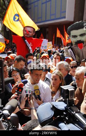 Bildnummer: 59284761  Datum: 01.03.2013  Copyright: imago/Xinhua (130228) -- CARACAS, Feb. 28, 2013 (Xinhua) -- Opposition political leader Leopoldo Lopez (C) talks to the media while his supporters demonstrate in his favor, in Caracas, Venezuela, on Feb. 28, 2013. Lopez appeared before the Public Prosecutor where he is being investigated for a complaint against him by the Venezuelan Government for an alleged case of corruption on the money management of Petroleos de Venezuala S.A. (PDVSA), according to local press. (Xinhua/Juan Carlos Hernandez) VENEZUELA-CARACAS-PROTEST PUBLICATIONxNOTxINxCH Stock Photo