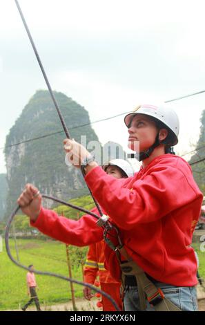 Bildnummer: 59287018 Datum: 01.03.2013 Copyright: imago/Xinhua (130301) -- KUNMING, 1. März 2013 (Xinhua) -- Sarah, eine Freiwillige aus den Vereinigten Staaten, nimmt an Rettungsschulungen im Yangshuo County Teil, einem Touristenresort in der südwestchinesischen autonomen Region Guangxi Zhuang, 1. März 2013. Sarah und Lydia aus den Niederlanden sind Mitglieder eines freiwilligen Feuerwehrteams der West Street in Yangshuo, die auch als die Ausländerstraße bezeichnet wird, oder des Global Village, da über 140 Ausländer aus mehr als 20 Ländern und Regionen lange Zeit auf dieser Straße bleiben. Der Freiwillige der West Street fi Stockfoto