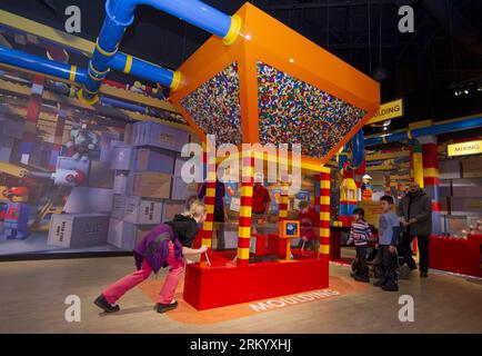 Bildnummer: 59291432  Datum: 01.03.2013  Copyright: imago/Xinhua (130302) -- TORONTO, March 1, 2013 (Xinhua) -- Tourists try moulding bricks at Legoland Discovery Centre in Toronto, Canada, March 1, 2013. Canada s first Legoland Discovery Centre opened to the public on Friday. (Xinhua/Zou Zheng) (yy) CANADA-TORONTO-LEGOLAND-DISCOVERY CENTER PUBLICATIONxNOTxINxCHN Gesellschaft Lego Eröffnung xjh x0x premiumd 2013 quer     59291432 Date 01 03 2013 Copyright Imago XINHUA  Toronto March 1 2013 XINHUA tourists Try molding bricks AT Legoland Discovery Centre in Toronto Canada March 1 2013 Canada S F Stock Photo