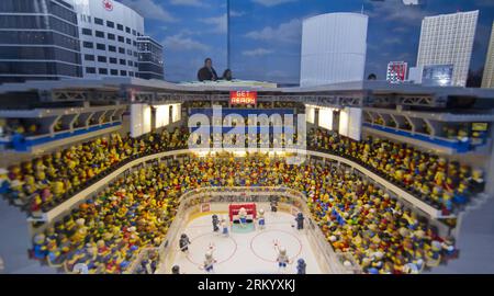 Bildnummer: 59291437  Datum: 01.03.2013  Copyright: imago/Xinhua (130302) -- TORONTO, March 1, 2013 (Xinhua) -- Visitors admire a hockey arena model built by bricks at Legoland Discovery Centre in Toronto, Canada, March 1, 2013. Canada s first Legoland Discovery Centre opened to the public on Friday. (Xinhua/Zou Zheng) CANADA-TORONTO-LEGOLAND-DISCOVERY CENTER PUBLICATIONxNOTxINxCHN Gesellschaft Lego Eröffnung xjh x0x premiumd 2013 quer     59291437 Date 01 03 2013 Copyright Imago XINHUA  Toronto March 1 2013 XINHUA Visitors admire a Hockey Arena Model built by bricks AT Legoland Discovery Cent Stock Photo