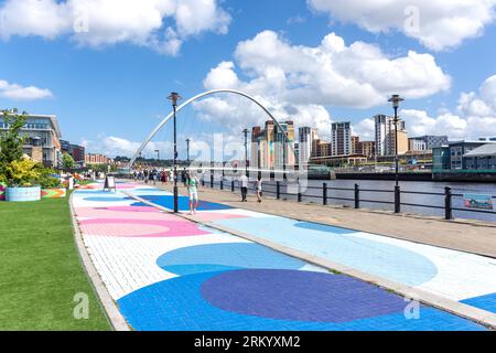 Urban Garden und Millennium Bridge, Quayside, Newcastle upon Tyne, Tyne and Wear, England, Vereinigtes Königreich Stockfoto