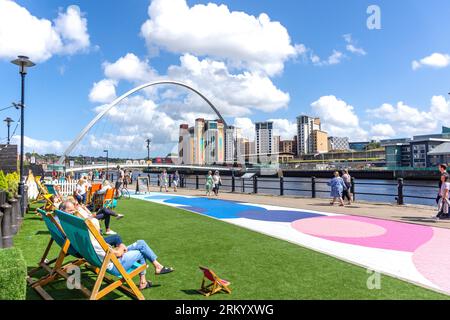 Urban Garden und Millennium Bridge, Quayside, Newcastle upon Tyne, Tyne and Wear, England, Vereinigtes Königreich Stockfoto