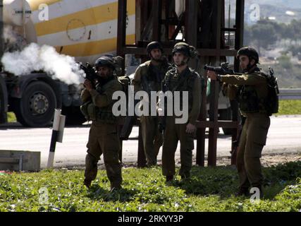 Bildnummer: 59293225  Datum: 02.03.2013  Copyright: imago/Xinhua (130302) -- NABLUS, March 2, 2013 (Xinhua) -- Israeli soldiers fire tear gas at Palestinian protestors during clashes following a rally marking the 44th anniversary of the Democratic Front for Liberation Palestine (DFLP), member of the Palestine Liberation Organization (PLO), at Hawara checkpoint near the West Bank city of Nablus, on March 2, 2013. (Xinhua/Nidal Eshtayeh) (lr) MIDEAST-NABLUS-DFLP-CLASHES PUBLICATIONxNOTxINxCHN Politik Demo Protest Nahost Nahostkonflikt Ausschreitungen premiumd x0x xmb 2013 quer      59293225 Date Stockfoto