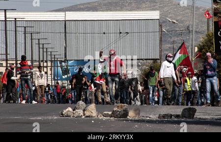 Bildnummer: 59293223  Datum: 02.03.2013  Copyright: imago/Xinhua (130302) -- NABLUS, March 2, 2013 (Xinhua) -- Palestinian protestors throw stones at Israeli soldiers during clashes following a rally marking the 44th anniversary of the Democratic Front for Liberation Palestine (DFLP), member of the Palestine Liberation Organization (PLO), at Hawara checkpoint near the West Bank city of Nablus, on March 2, 2013. (Xinhua/Nidal Eshtayeh) (lr) MIDEAST-NABLUS-DFLP-CLASHES PUBLICATIONxNOTxINxCHN Politik Demo Protest Nahost Nahostkonflikt Ausschreitungen premiumd x0x xmb 2013 quer      59293223 Date Stockfoto