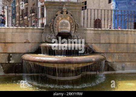 Kunstvolle Wasserspiele, Fuente de la Catedral, Brunnen der Kathedrale, Plaza de la Catedral, PL. Alfonso II el Casto, Oviedo, Asturien, Spanien, Europa Stockfoto