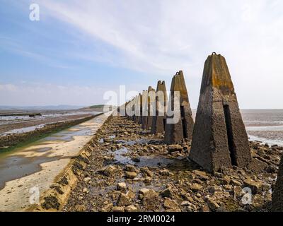 Cramond Dammway an der Mündung des Flusses Almond, wo er in den Firth of Forth mit Betonpylonen aus dem Krieg einmündet, die gebaut wurden, um die Schifffahrt zu stoppen Stockfoto