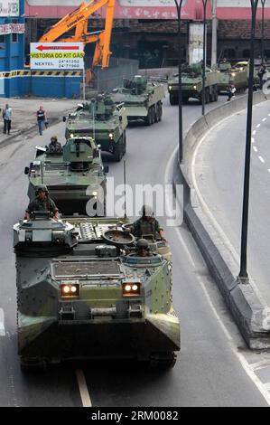 Bildnummer: 59295815  Datum: 03.03.2013  Copyright: imago/Xinhua (130303) -- RIO DE JANEIRO, March 3, 2013 (Xinhua) -- Soldiers on tanks attend to a special operation at the Caju favela in northern Rio de Janeiro, Brazil, on March 3, 2013. A thousand agents of the Civil and Military Police, 200 Navy agents and at least one helicopter took part in the operation to expel drug traffickers from the area, according to the local press. (Xinhua/AGENCIA ESTADO) BRAZIL OUT BRAZIL-RIO DE JANEIRO-OPERATION PUBLICATIONxNOTxINxCHN Gesellschaft BRA Razzia Drogenrazzia Slum Militär Panzerfahrzeug xns x0x 201 Stock Photo