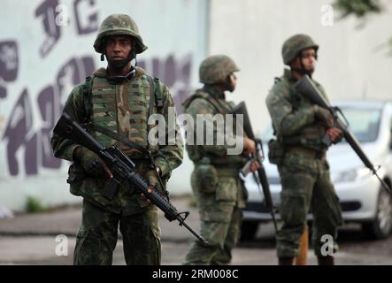 Bildnummer: 59295818  Datum: 03.03.2013  Copyright: imago/Xinhua (130303) -- RIO DE JANEIRO, March 3, 2013 (Xinhua) -- Soldiers take part in a special operation at the Caju favela in northern Rio de Janeiro, Brazil, on March 3, 2013. A thousand agents of the Civil and Military Police, 200 Navy agents and at least one helicopter took part in the operation to expel drug traffickers from the area, according to the local press. (Xinhua/AGENCIA ESTADO) BRAZIL OUT BRAZIL-RIO DE JANEIRO-OPERATION PUBLICATIONxNOTxINxCHN Gesellschaft BRA Razzia Drogenrazzia Slum Militär Soldat xns x0x 2013 quer premium Stock Photo