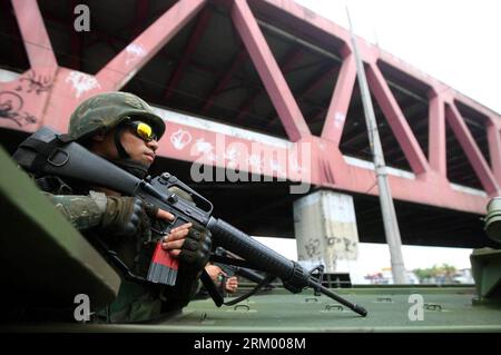 Bildnummer: 59295816  Datum: 03.03.2013  Copyright: imago/Xinhua (130303) -- RIO DE JANEIRO, March 3, 2013 (Xinhua) -- Soldiers on tanks attend a special operation at the Caju favela in northern Rio de Janeiro, Brazil, on March 3, 2013. A thousand agents of the Civil and Military Police, 200 Navy agents and at least one helicopter took part in the operation to expel drug traffickers from the area, according to the local press. (Xinhua/AGENCIA ESTADO) BRAZIL OUT BRAZIL-RIO DE JANEIRO-OPERATION PUBLICATIONxNOTxINxCHN Gesellschaft BRA Razzia Drogenrazzia Slum Militär Soldat xns x0x 2013 quer Aufm Stock Photo