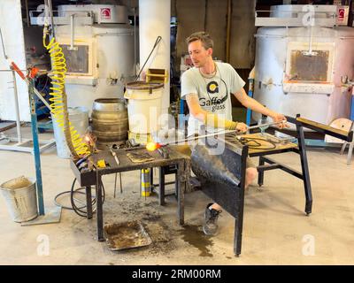 Glasbläservorführung im National Glass Centre, Liberty Way, Roker, Sunderland, Tyne and Wear, England, Vereinigtes Königreich Stockfoto