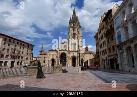 La Regenta Statue von Mauro Álvarez Fernández vor der Kathedrale von San Salvador von Oviedo, Plaza de Alfonso II, Oviedo, Asturien, Spanien Stockfoto