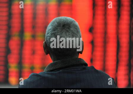 Bildnummer: 59302633  Datum: 05.03.2013  Copyright: imago/Xinhua (130305) -- SHANGHAI, March 5, 2013 (Xinhua) -- An investor looks at an electronic board showing stock price information at a trading hall in Shanghai, east China, March 5, 2013. Chinese shares closed higher Tuesday as key economic targets were released in a report on China s 2013 development plan submitted to the ongoing first session of the 12th National People s Congress. The benchmark Shanghai Composite Index increased 2.33 percent, or 52.9 points, to end at 2,326.31. The Shenzhen Component Index gained 2.21 percent, or 201.6 Stock Photo