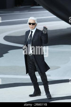 Der deutsche Designer Karl Lagerfeld tritt am 5. März 2013 am Ende seiner Herbst/Winter 2013/2014 Ready-to-Wear Fashion Show für das französische Modehaus Chanel in Paris auf. (Xinhua/Gao Jing) (Axy) FRANCE-PARIS-FASHION WEEK-CHANEL PUBLICATIONxNOTxINxCHN Stockfoto