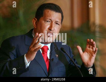 Bildnummer: 59306107  Datum: 17.10.2006  Copyright: imago/Xinhua (130305) -- NEW YORK, Oct. 17, 2006 (Xinhua) -- File photo taken on Oct. 17, 2006 shows Venezuelan President Hugo Chavez delivering a speech in Caracas, Venezuela. Venezuelan government confirmed President Hugo Chavez s death on March 5, 2013. (Xinhua) VENEZUELA-CARACAS-POLITICS-CHAVEZ-DEATH PUBLICATIONxNOTxINxCHN People Politik xdp x1x premiumd 2006 quer     59306107 Date 17 10 2006 Copyright Imago XINHUA  New York OCT 17 2006 XINHUA File Photo Taken ON OCT 17 2006 Shows Venezuelan President Hugo Chavez Delivering a Speech in Ca Stockfoto