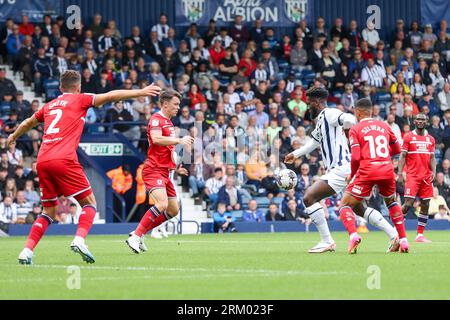 West Bromwich, Großbritannien. 26. August 2023. Cédric Kipré von West Bromwich Albion bereitet sich auf die Dreharbeiten im Rahmen des Spiels der EFL Sky Bet Championship zwischen West Bromwich Albion und Middlesbrough am 26. August 2023 in den Hawthorns in West Bromwich, England, vor. Foto von Stuart Leggett. Nur redaktionelle Verwendung, Lizenz für kommerzielle Nutzung erforderlich. Keine Verwendung bei Wetten, Spielen oder Veröffentlichungen eines einzelnen Vereins/einer Liga/eines einzelnen Spielers. Credit: UK Sports Pics Ltd/Alamy Live News Stockfoto