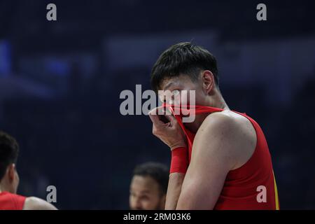 Manila, Philippinen. 26. August 2023. Zhou Qi von China reagiert während des Gruppe-B-Spiels zwischen Serbien und China beim FIBA-Weltcup 2023 in Manila, Philippinen, am 26. August 2023. Quelle: Wu Zhuang/Xinhua/Alamy Live News Stockfoto