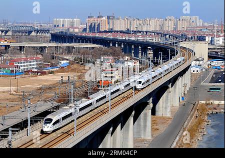 Bildnummer: 59318967  Datum: 08.03.2013  Copyright: imago/Xinhua (130308) -- TIANJIN, March 8, 2013 (Xinhua) -- Two CRH trains run on a viaduct near the Tianjin Railway Station in Tianjin, north China, March 4, 2013. China s 40-day travel period covering the Spring Festival ended March 7 with a record high of 3.42 billion trips being made by using public transport, according to the Ministry of Transport. The country s railways saw a total of 240 million trips, up from about 220 million in the same period last year, the railways authority said. (Xinhua/Yang Baosen) (lfj) CHINA-BUSIEST TRAVEL SE Stock Photo