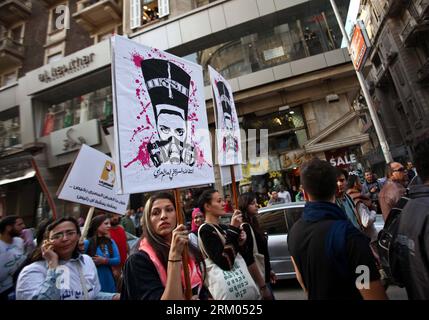 Bildnummer: 59322322  Datum: 08.03.2013  Copyright: imago/Xinhua (130308) -- CAIRO, March 8, 2013 (Xinhua) -- Female activists march during protest on the International Women s Day demanding more women s rights and equality between men and women in Cairo, Egypt, March 8, 2013. (Xinhua/Amru Salahuddien) EGYPT-CAIRO-INTERNATIONAL WOMEN S DAY-PROTEST PUBLICATIONxNOTxINxCHN Politik Demo Frauenrechte Frauen Frauentag Weltfrauentag premiumd x0x xmb 2013 quer      59322322 Date 08 03 2013 Copyright Imago XINHUA  Cairo March 8 2013 XINHUA Female activists March during Protest ON The International Wome Stock Photo